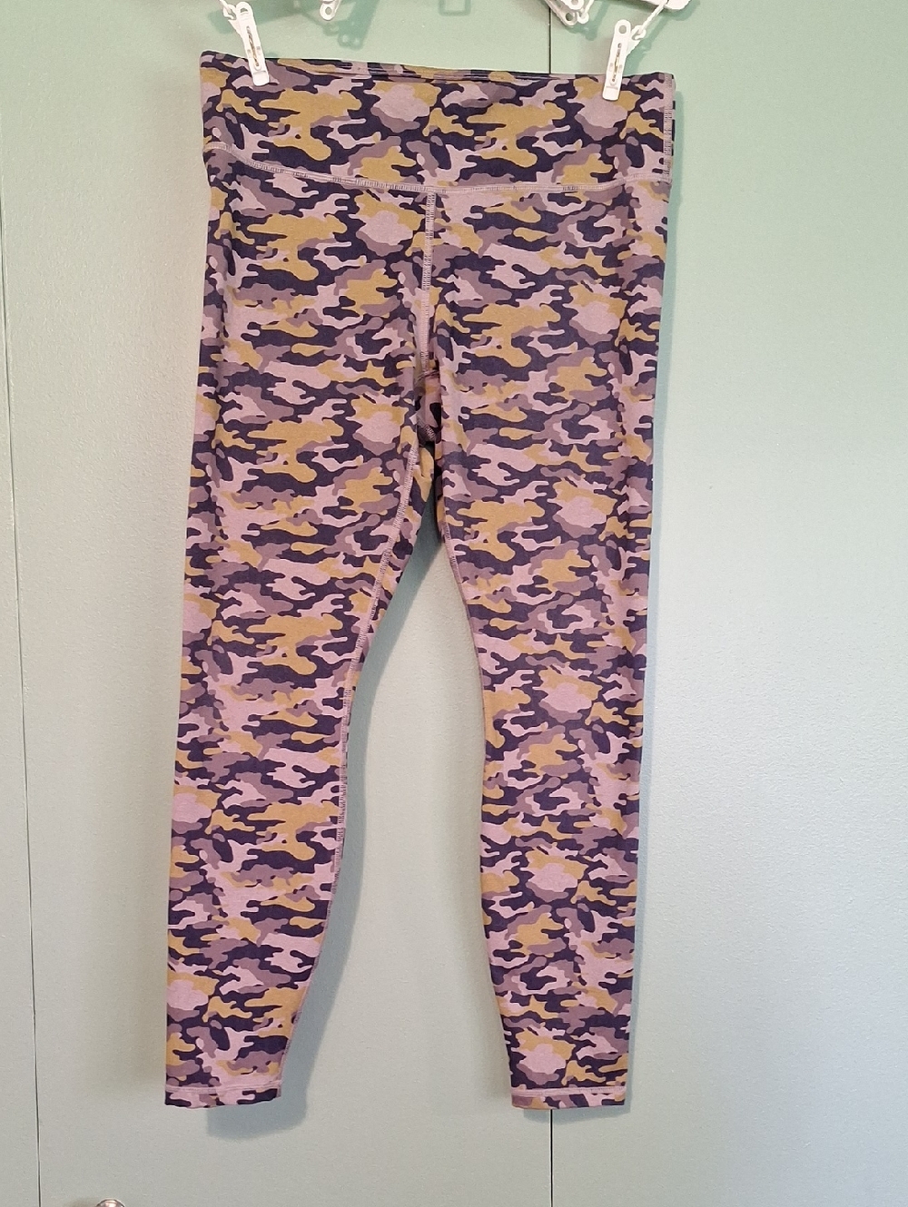 Fabletics Purple And Green Camo Athletic Ankle Legging Size Medium